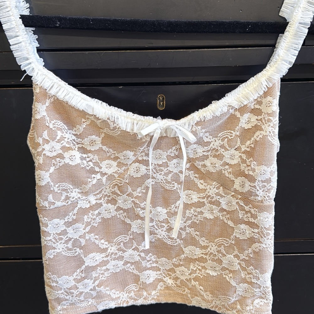Lace Ruffle Trim Tank Top in White‎